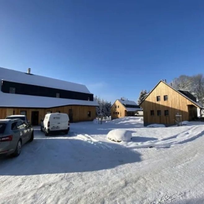 🏔️ Luxusní apartmány v Jizerských horách 🏔️ ✅ Instalováno: 645 m² ✅ Počet okruhů: 79 ✅ Regulace: Jablotron 100+ ✅...