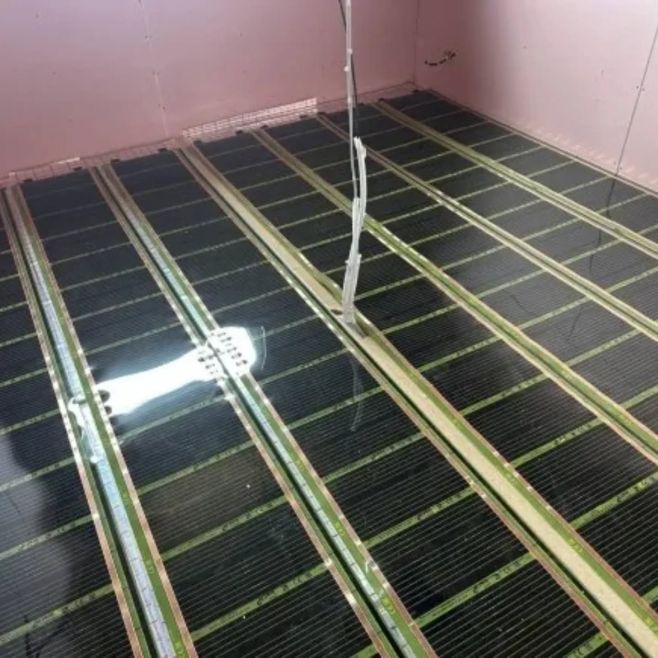 Uhlíkovou topnou folii jsme instalovali přesně podle potřeb zákazníka – pohodlné a efektivní vytápění zaručeno. 🔥 #Larx...