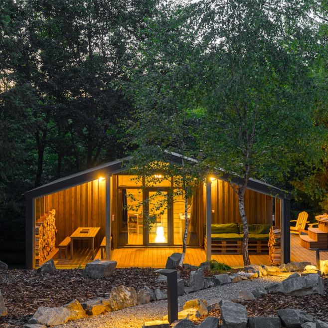 Minimalismus, design a komfort uprostřed přírody. Naše chytré domky kombinují moderní technologie, uhlíkové vytápění LARX,...